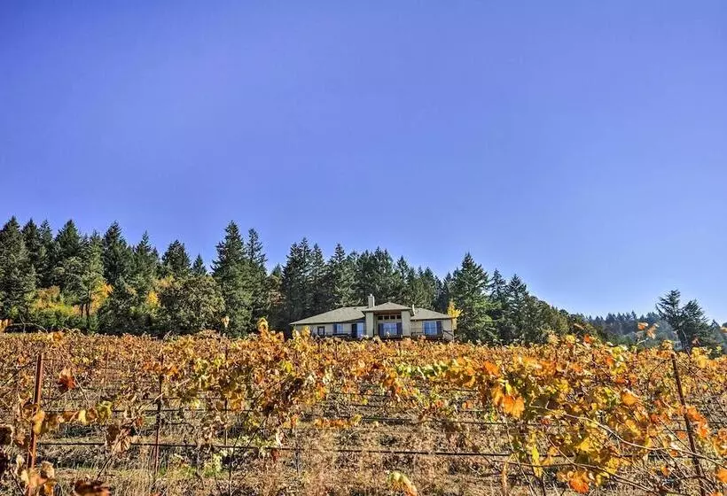 Chic Willamette Valley Home W/ Deck & Vineyard!