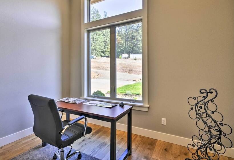 Chic Willamette Valley Home W/ Deck & Vineyard!