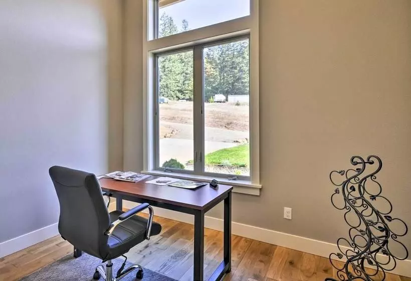 Chic Willamette Valley Home W/ Deck & Vineyard!