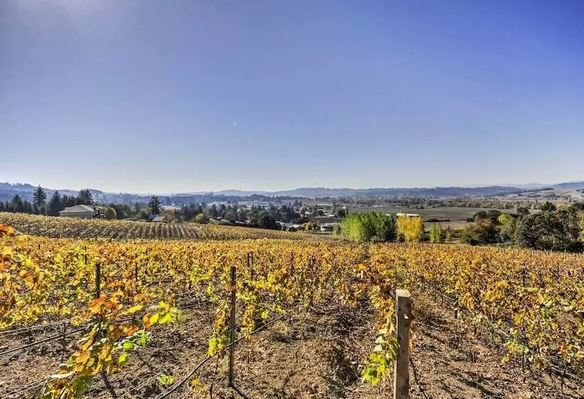 Chic Willamette Valley Home W/ Deck & Vineyard!