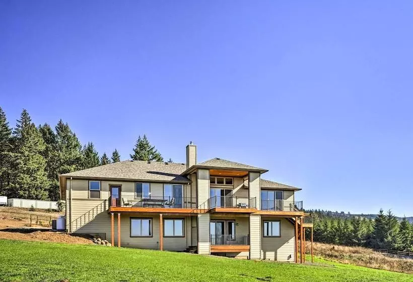 Chic Willamette Valley Home W/ Deck & Vineyard!