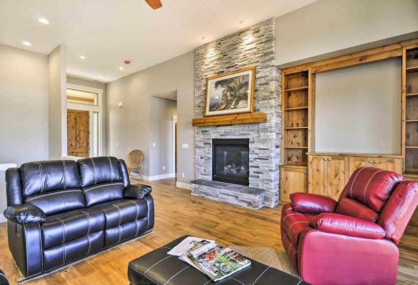 Chic Willamette Valley Home W/ Deck & Vineyard!