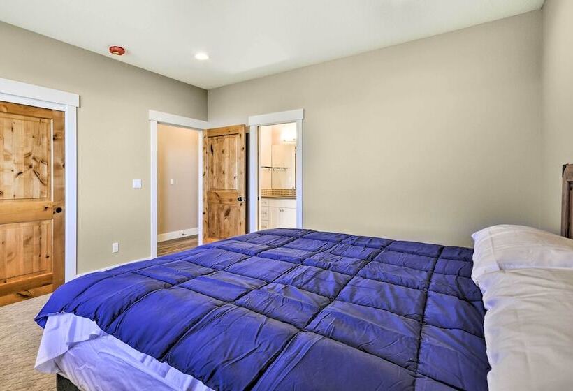 Chic Willamette Valley Home W/ Deck & Vineyard!