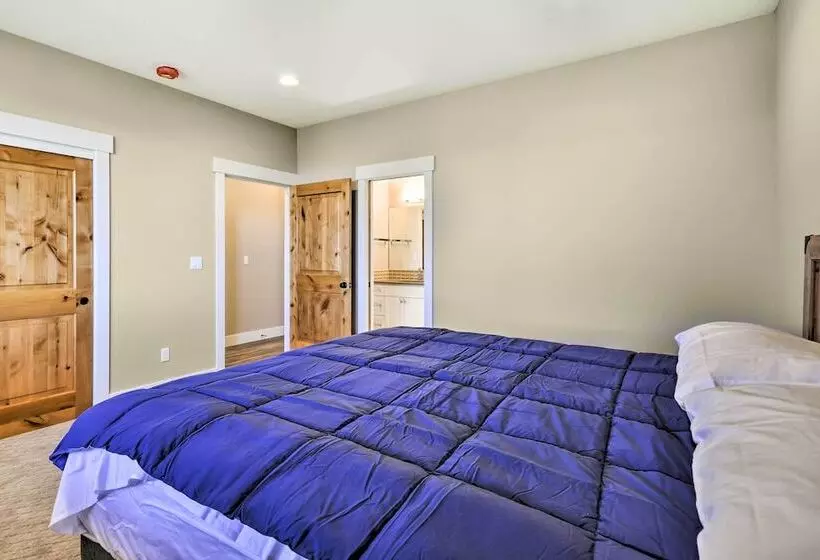 Chic Willamette Valley Home W/ Deck & Vineyard!