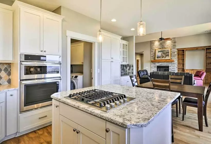 Chic Willamette Valley Home W/ Deck & Vineyard!