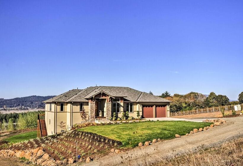 Chic Willamette Valley Home W/ Deck & Vineyard!