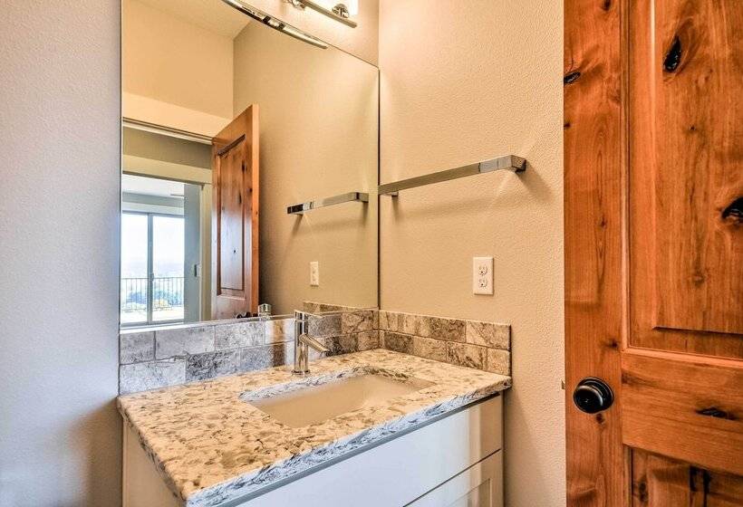 Chic Willamette Valley Home W/ Deck & Vineyard!