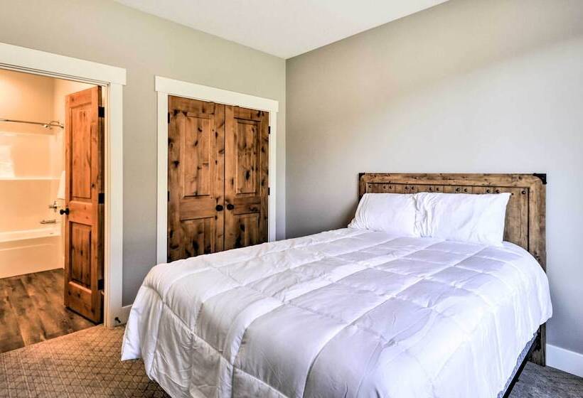 Chic Willamette Valley Home W/ Deck & Vineyard!