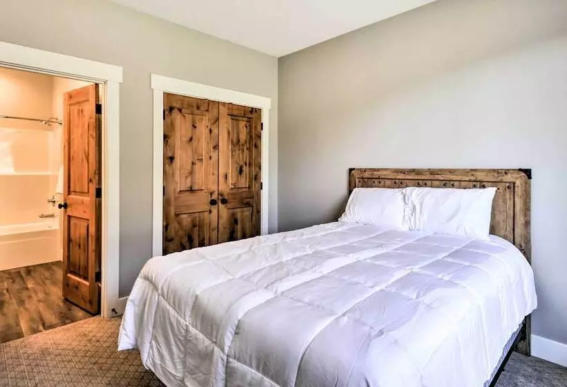 Chic Willamette Valley Home W/ Deck & Vineyard!