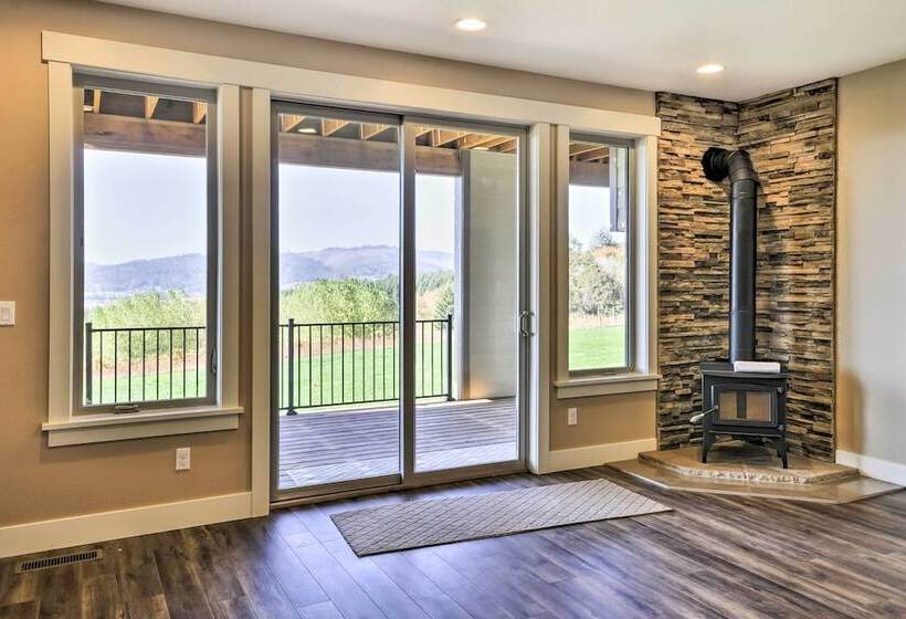 Chic Willamette Valley Home W/ Deck & Vineyard!