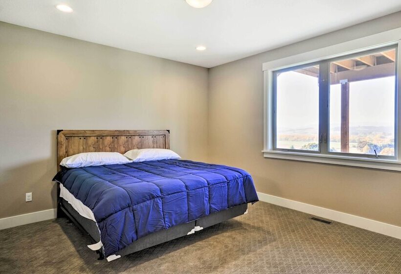 Chic Willamette Valley Home W/ Deck & Vineyard!