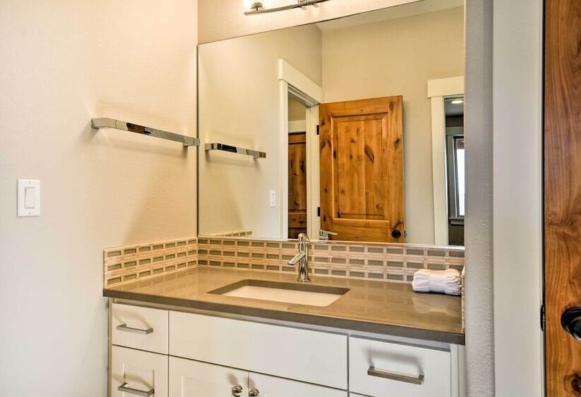 Chic Willamette Valley Home W/ Deck & Vineyard!