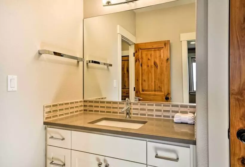 Chic Willamette Valley Home W/ Deck & Vineyard!