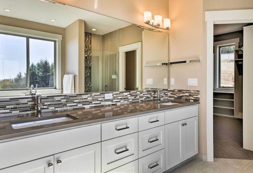 Chic Willamette Valley Home W/ Deck & Vineyard!