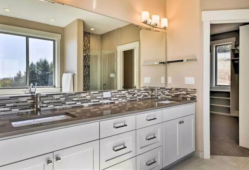 Chic Willamette Valley Home W/ Deck & Vineyard!