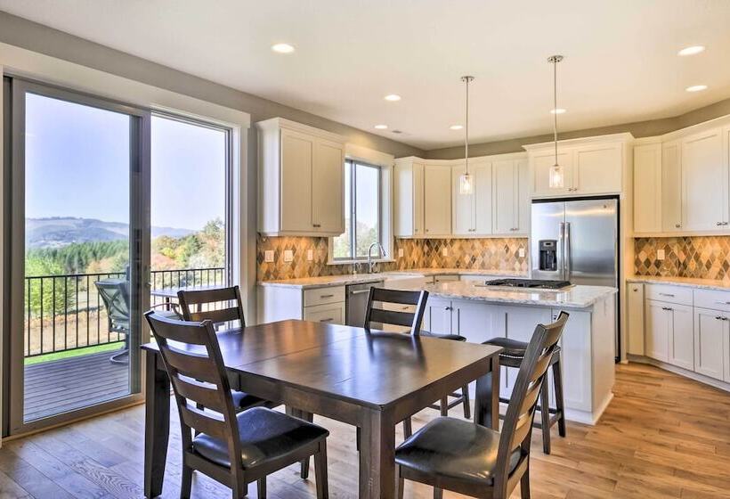 Chic Willamette Valley Home W/ Deck & Vineyard!