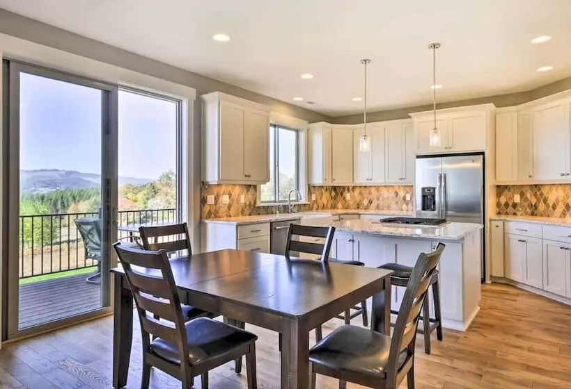 Chic Willamette Valley Home W/ Deck & Vineyard!