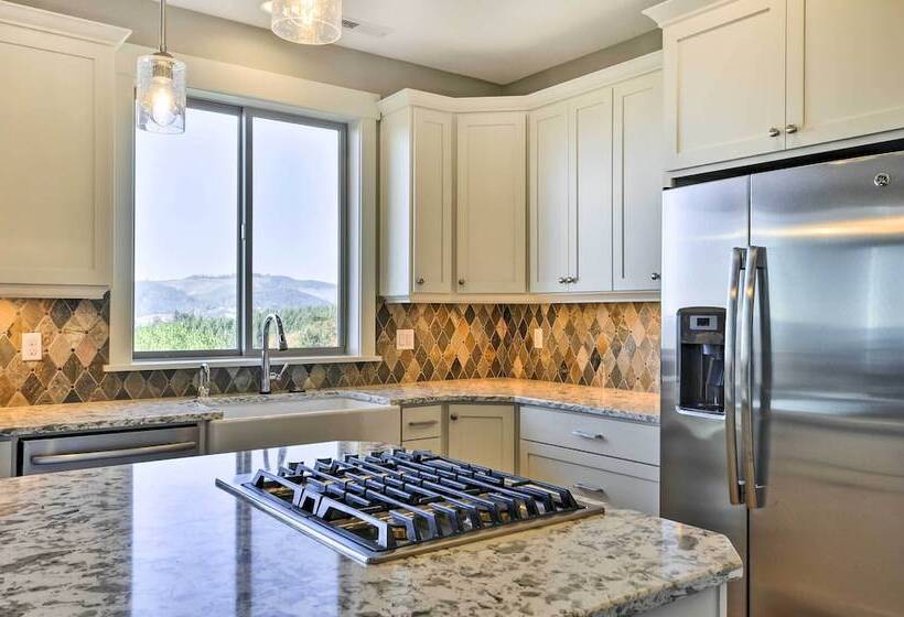 Chic Willamette Valley Home W/ Deck & Vineyard!