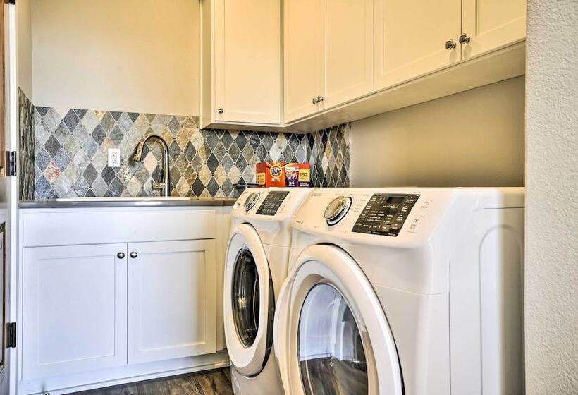 Chic Willamette Valley Home W/ Deck & Vineyard!