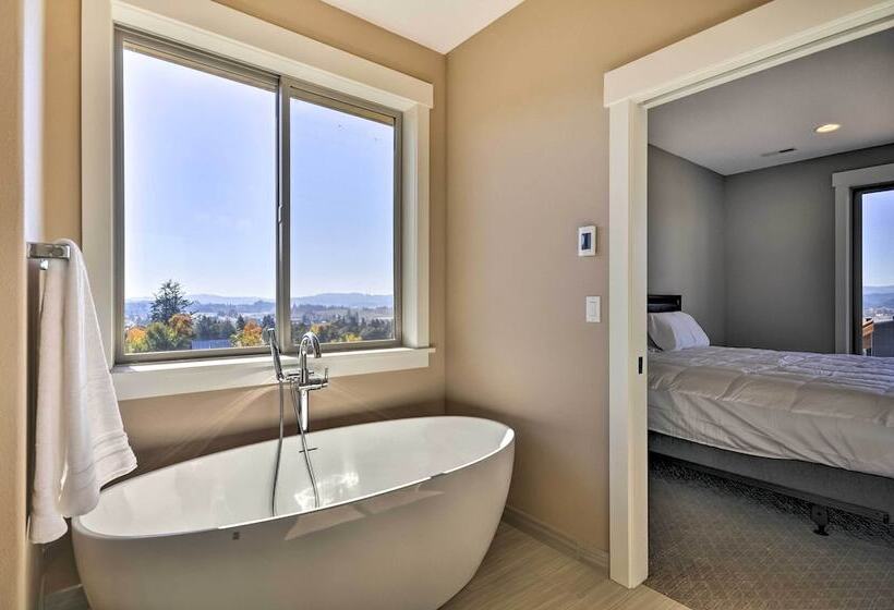 Chic Willamette Valley Home W/ Deck & Vineyard!