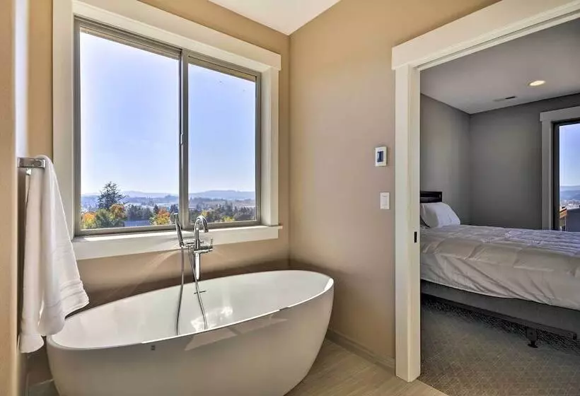 Chic Willamette Valley Home W/ Deck & Vineyard!