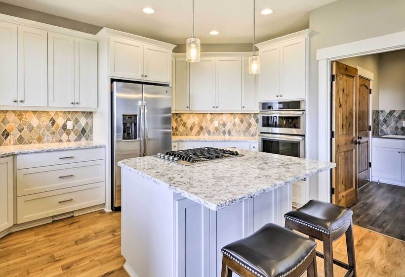 Chic Willamette Valley Home W/ Deck & Vineyard!