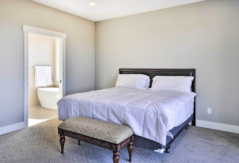 Chic Willamette Valley Home W/ Deck & Vineyard!