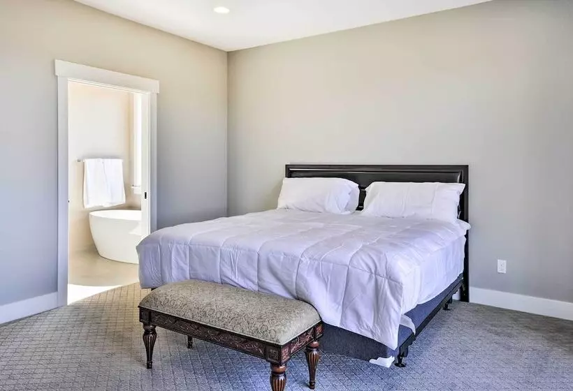 Chic Willamette Valley Home W/ Deck & Vineyard!