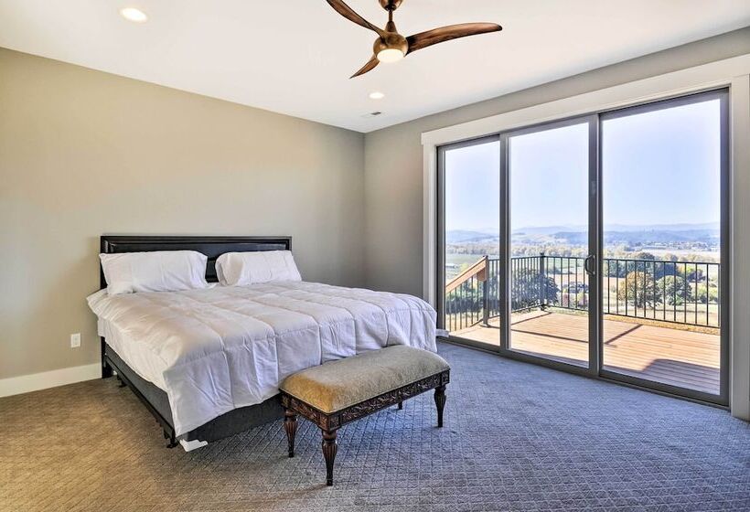 Chic Willamette Valley Home W/ Deck & Vineyard!