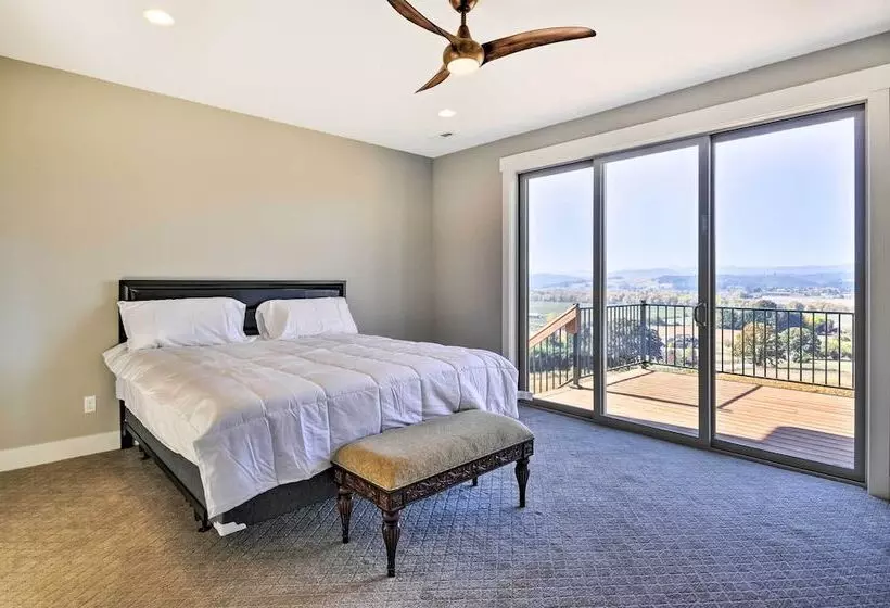 Chic Willamette Valley Home W/ Deck & Vineyard!