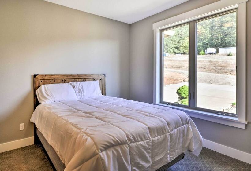 Chic Willamette Valley Home W/ Deck & Vineyard!