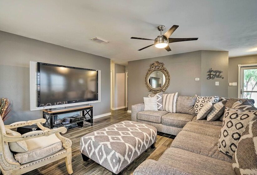 Dog Friendly Texas Retreat W/ Hot Tub, Patio & Bar