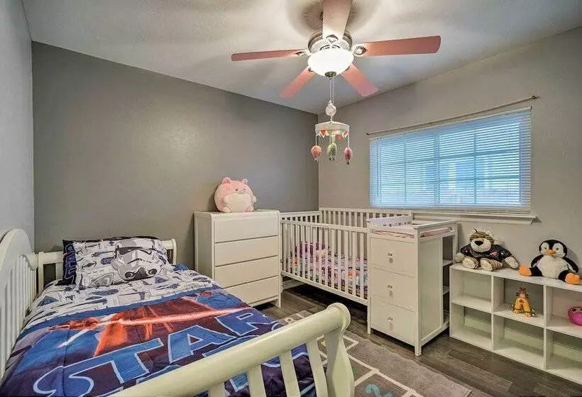 Dog Friendly Texas Retreat W/ Hot Tub, Patio & Bar