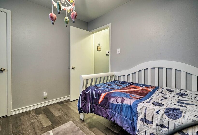 Dog Friendly Texas Retreat W/ Hot Tub, Patio & Bar