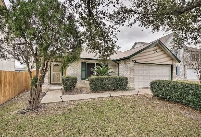 Dog Friendly Texas Retreat W/ Hot Tub, Patio & Bar