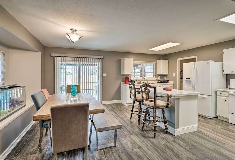 Dog Friendly Texas Retreat W/ Hot Tub, Patio & Bar