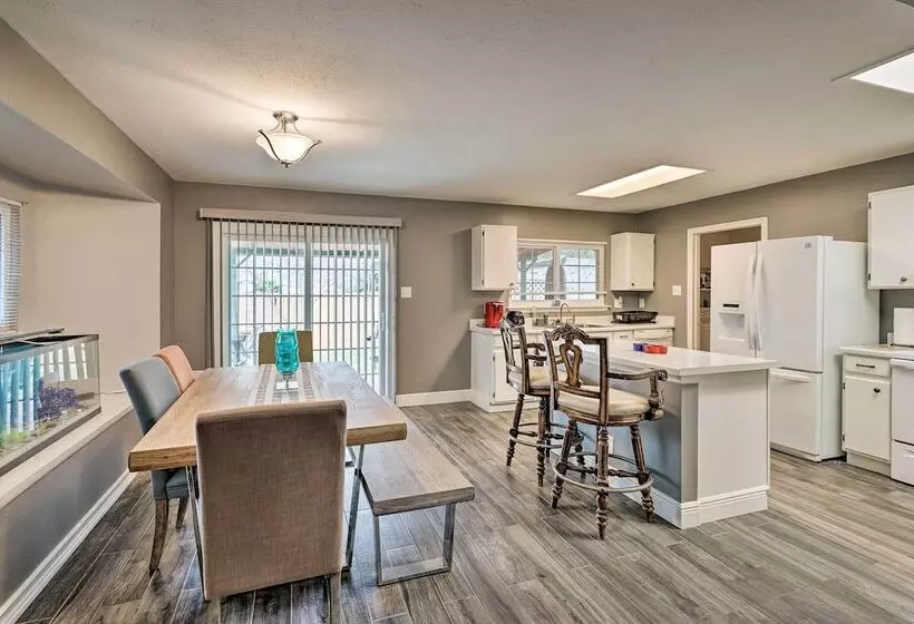 Dog Friendly Texas Retreat W/ Hot Tub, Patio & Bar