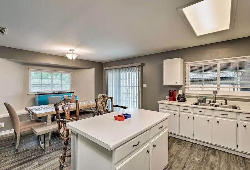 Dog Friendly Texas Retreat W/ Hot Tub, Patio & Bar