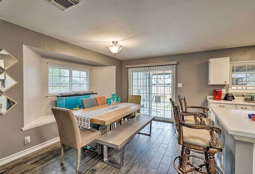 Dog Friendly Texas Retreat W/ Hot Tub, Patio & Bar
