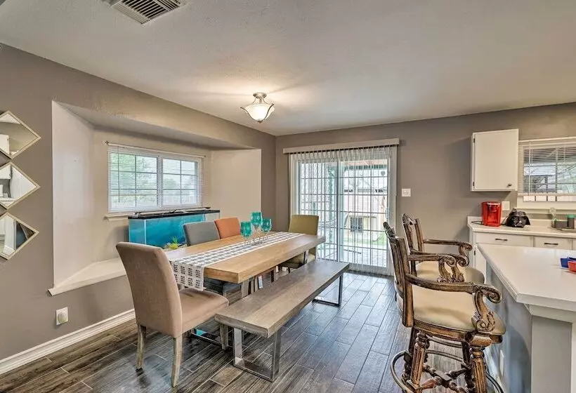 Dog Friendly Texas Retreat W/ Hot Tub, Patio & Bar