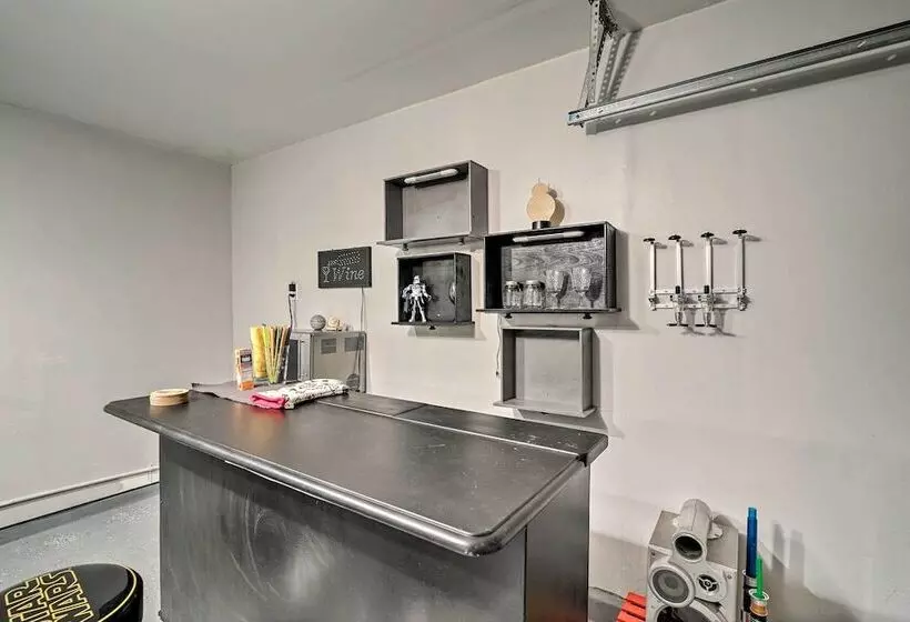 Dog Friendly Texas Retreat W/ Hot Tub, Patio & Bar