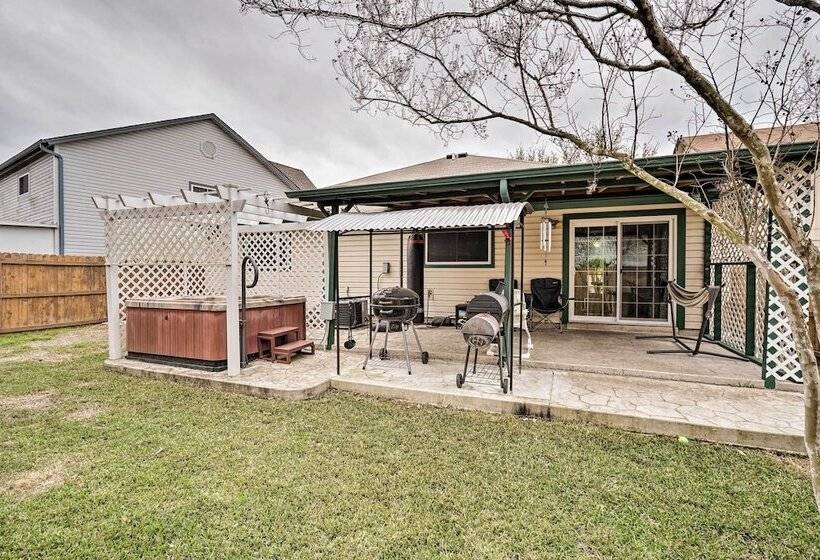 Dog Friendly Texas Retreat W/ Hot Tub, Patio & Bar