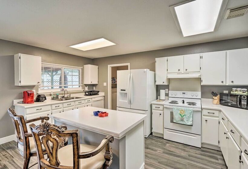 Dog Friendly Texas Retreat W/ Hot Tub, Patio & Bar