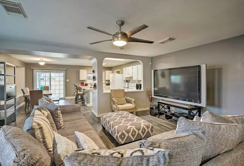 Dog Friendly Texas Retreat W/ Hot Tub, Patio & Bar