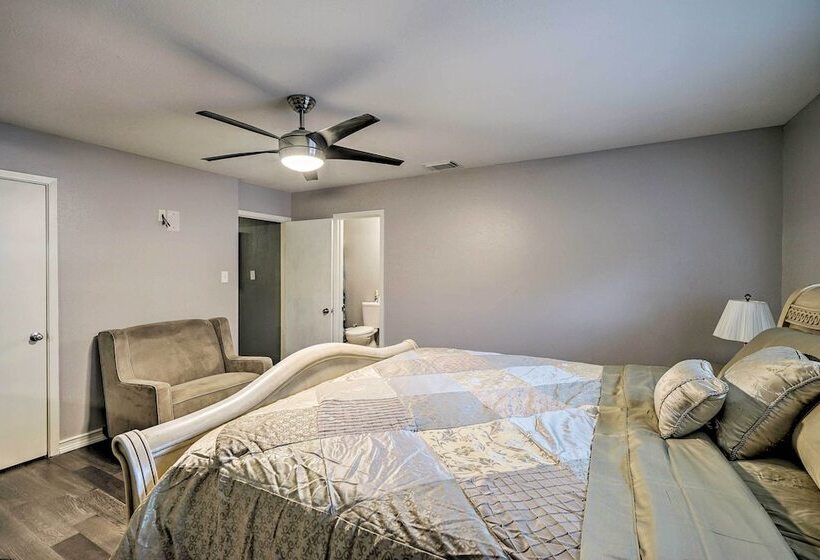 Dog Friendly Texas Retreat W/ Hot Tub, Patio & Bar