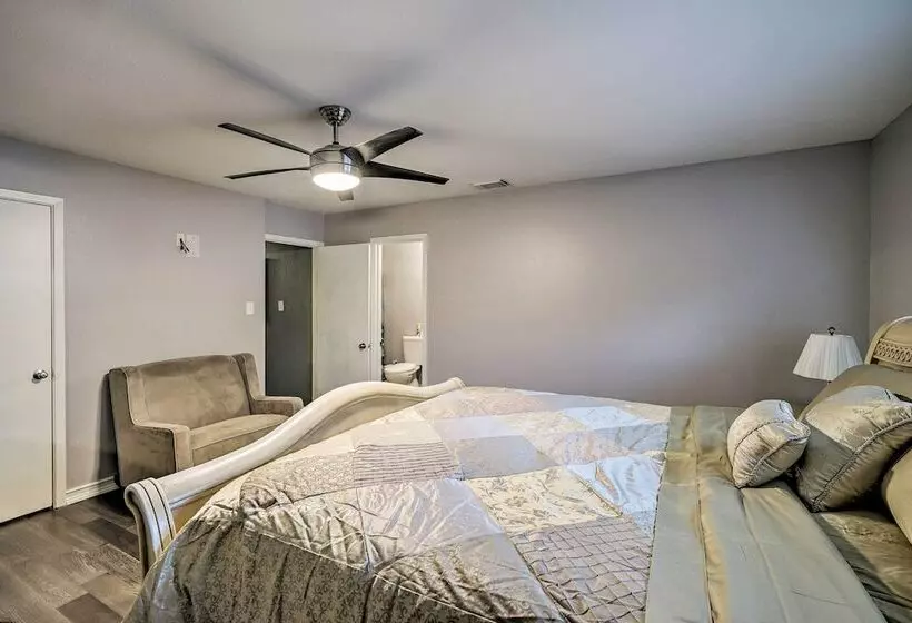 Dog Friendly Texas Retreat W/ Hot Tub, Patio & Bar