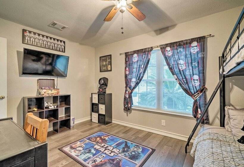 Dog Friendly Texas Retreat W/ Hot Tub, Patio & Bar