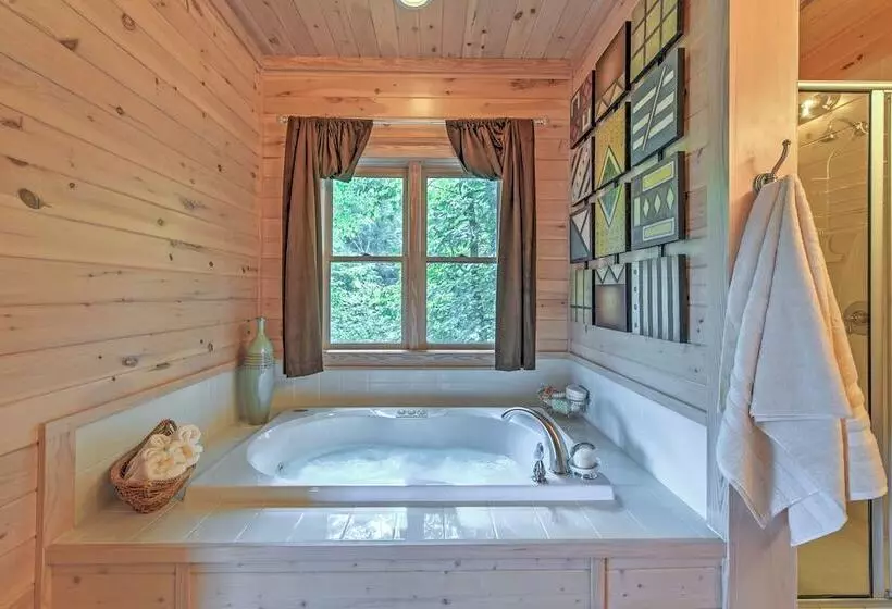 Dream Catcher: Luxe Cabin W/ Large Deck + Mtn View