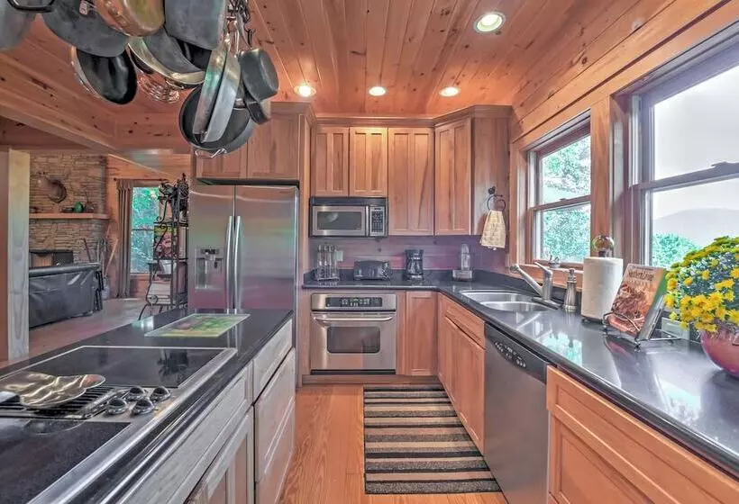 Dream Catcher: Luxe Cabin W/ Large Deck + Mtn View