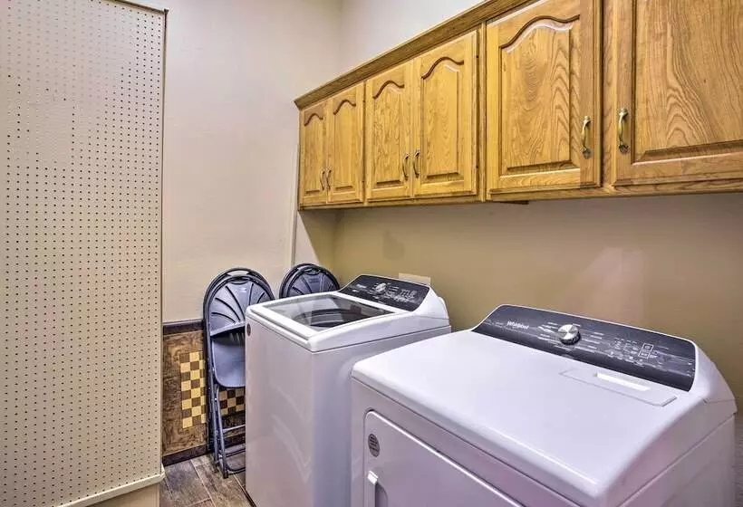 Happy Trails Hideout W/ New Bunk House & Hot Tub!